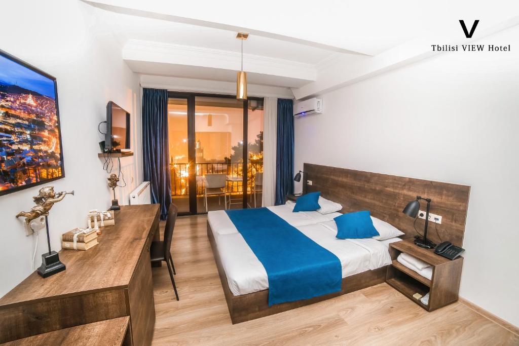 Postel nebo postele na pokoji v ubytování Tbilisi View Hotel