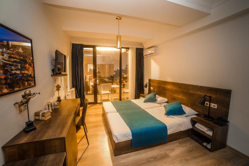 Postel nebo postele na pokoji v ubytování Tbilisi View Hotel