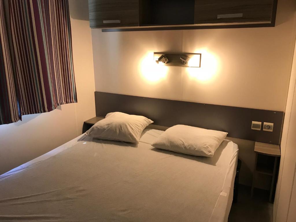 Postel nebo postele na pokoji v ubytování Mobilhome dans Camping les Sables d'or