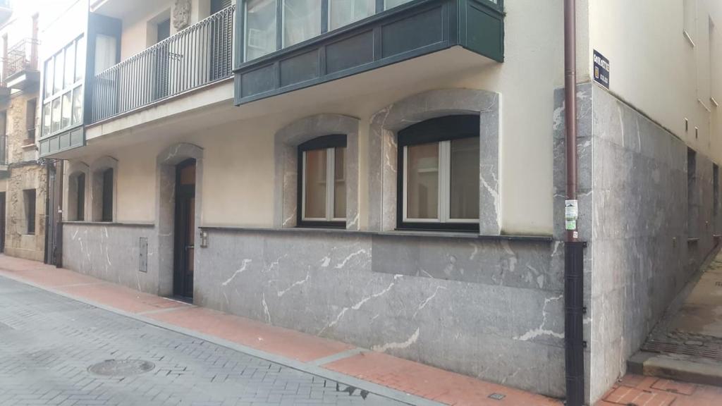 Το κτήριο όπου στεγάζεται  το διαμέρισμα