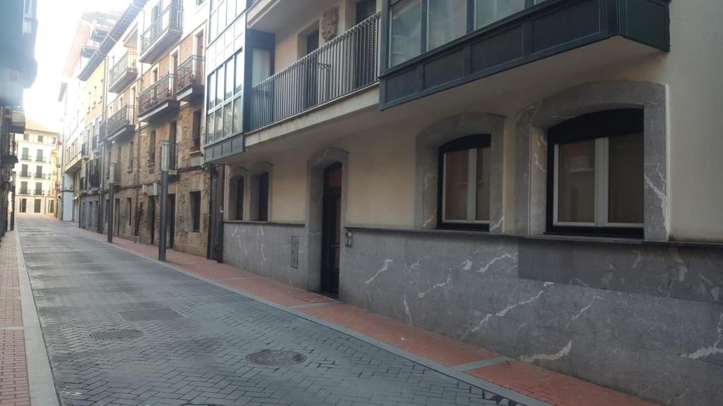 una calle vacía al lado de un edificio en Apto. En Mundaka en Mundaka