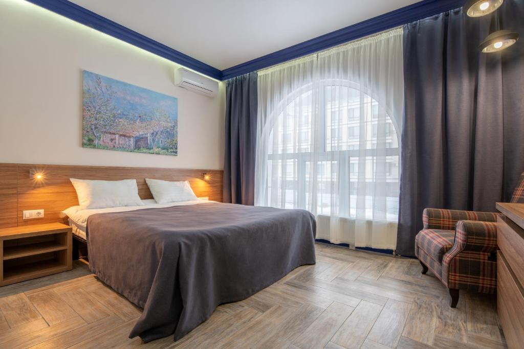 une chambre d'hôtel avec un lit et une fenêtre dans l'établissement Comfort House, à Kiev