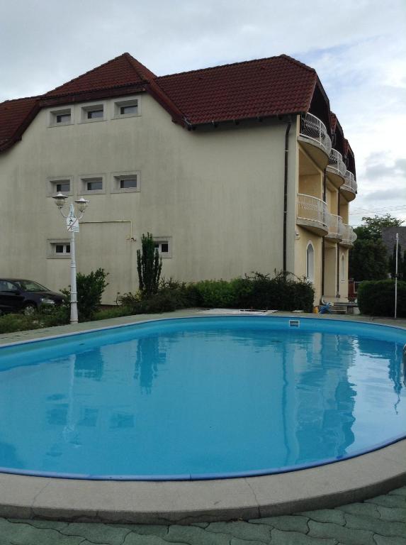 Bazén v ubytování Vili Apartmanház nebo v jeho okolí
