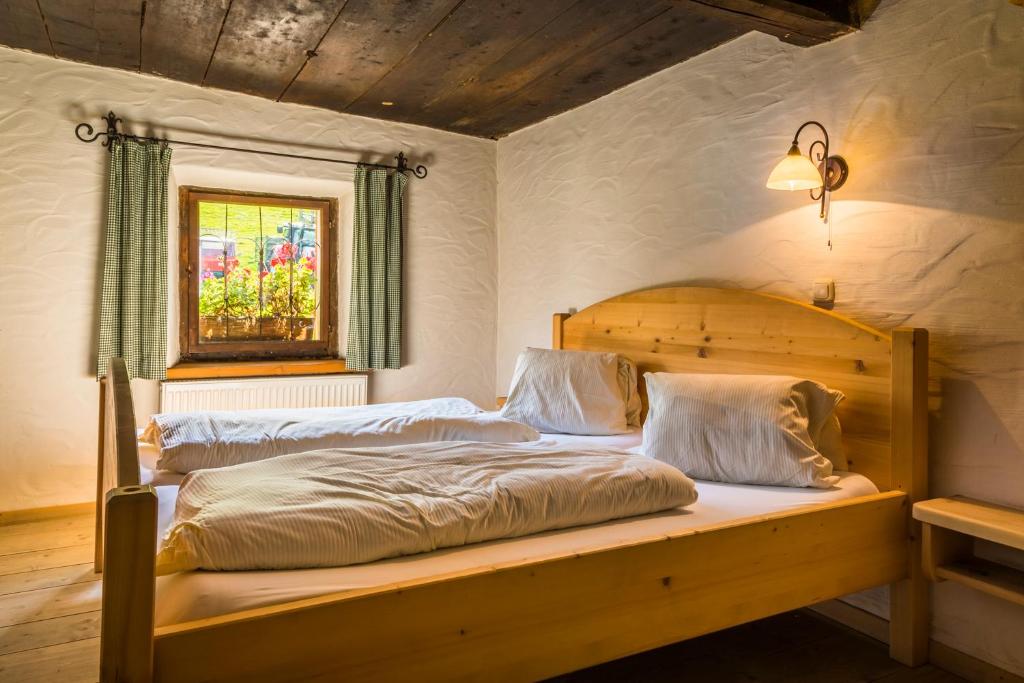 ブルック・アン・デア・グロースグロックナーシュトラーセにあるKohlschnait-Hütteのベッドルーム1室(ベッド2台、窓付)