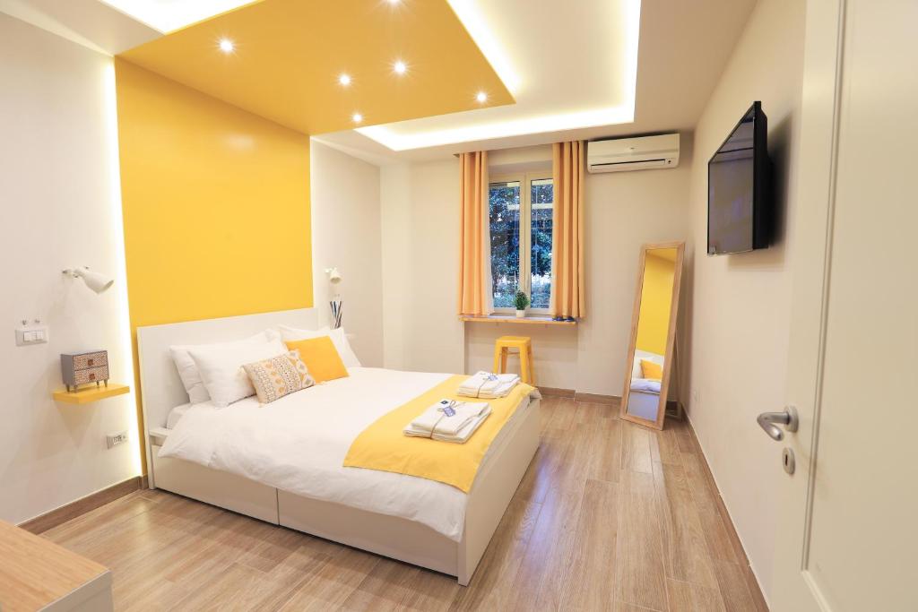 1 dormitorio con 1 cama grande y TV en Vacuna Pleasant Rooms, en Nápoles