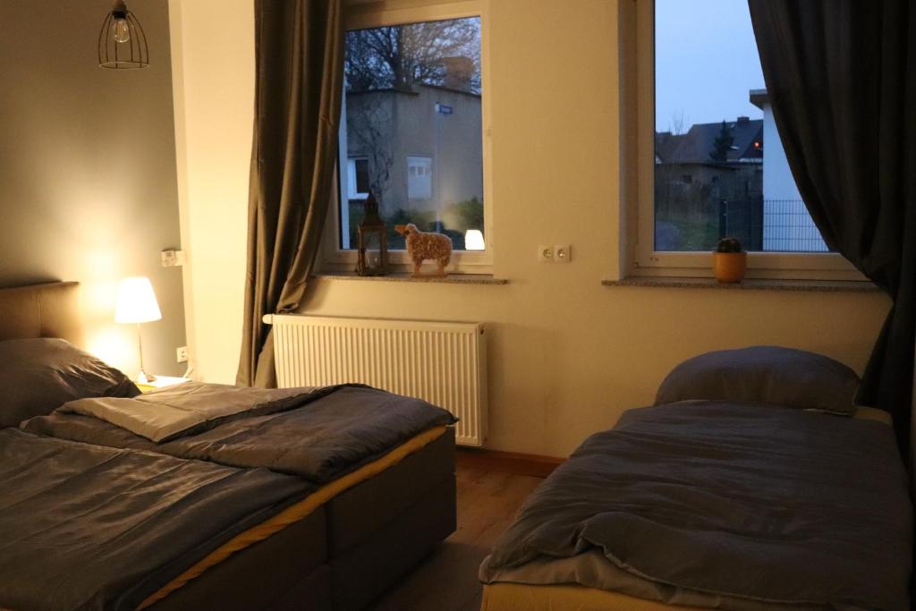 - une chambre avec 2 lits et une fenêtre dans l'établissement Zum-Butterstock, à Schkopau