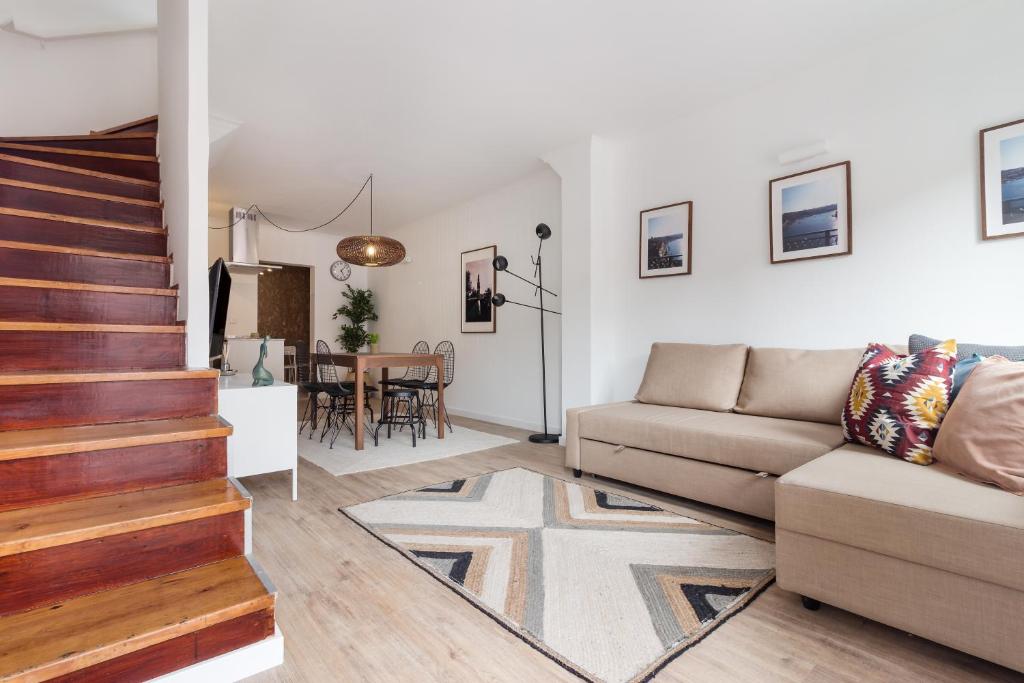 un soggiorno con un divano e un tavolo di Gaia Retreat • 2 BD · A/C a Vila Nova de Gaia