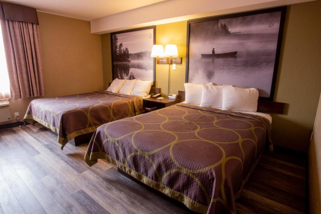 Postel nebo postele na pokoji v ubytování Super 8 by Wyndham Mississauga