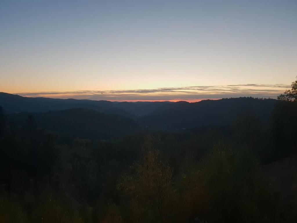 una imagen de la puesta de sol en las montañas en Haus Hennecke, en Lennestadt