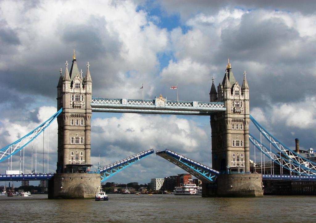 un puente sobre el agua con un barco debajo en City Living Apartments, en Londres