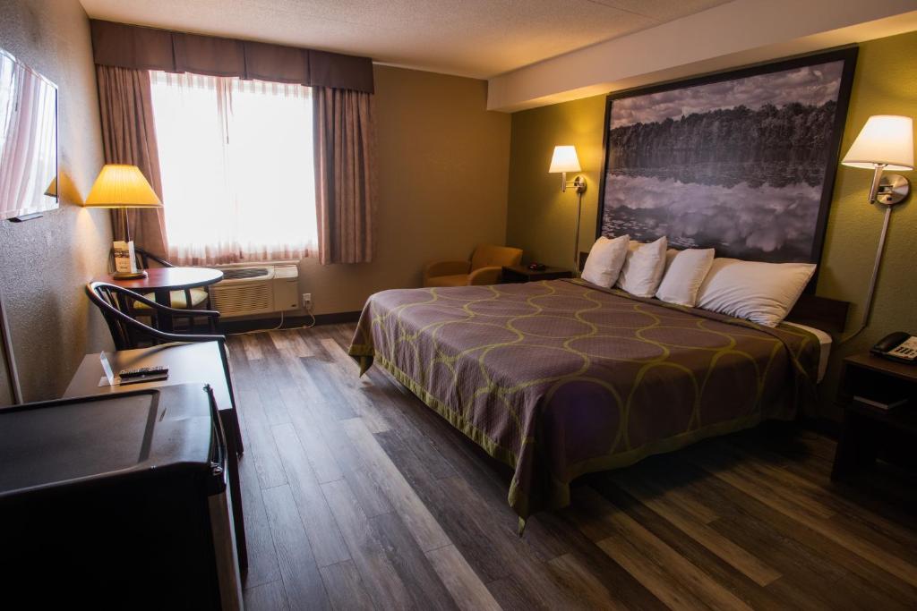Postel nebo postele na pokoji v ubytování Super 8 by Wyndham Mississauga