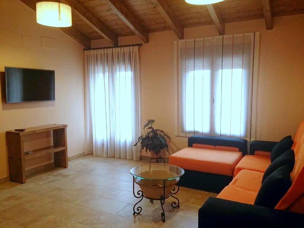a living room with a couch and a tv at Casa rural Abascal in Cella