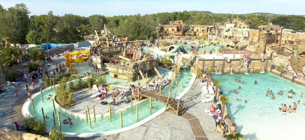 Bazén v ubytování Mobilhome dans Camping les Sables d'or nebo v jeho okolí