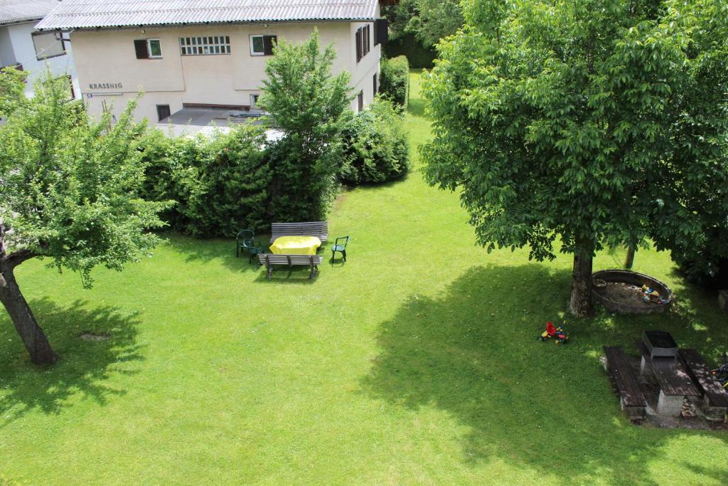 A garden outside Apartments Krassnig