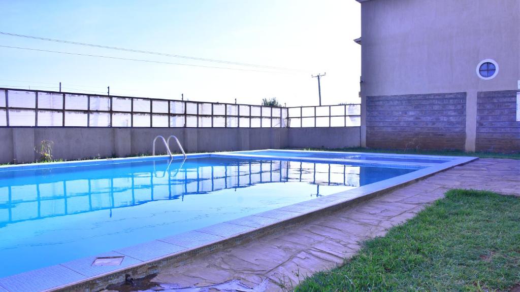 Bazén v ubytování Essy's Furnished Homes Nakuru with pool & GYM nebo v jeho okolí