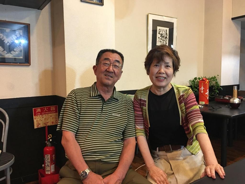 un homme et une femme assis côte à côte dans l'établissement Room 202 / Vacation STAY 13909, à Tokushima