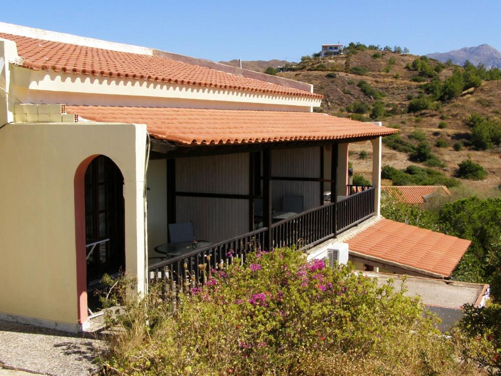 ein Haus mit einem Balkon mit einem Berg im Hintergrund in der Unterkunft MARVINA in LimiÃ¡
