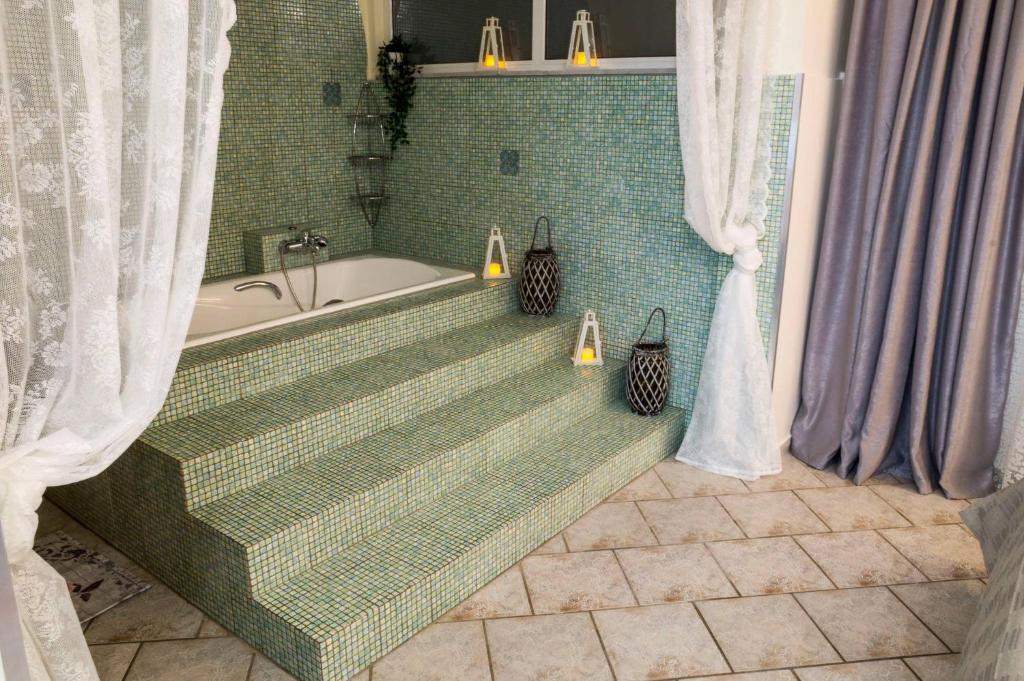 y baño con bañera y ducha. en Luxury Apartments in Skg, en Tesalónica