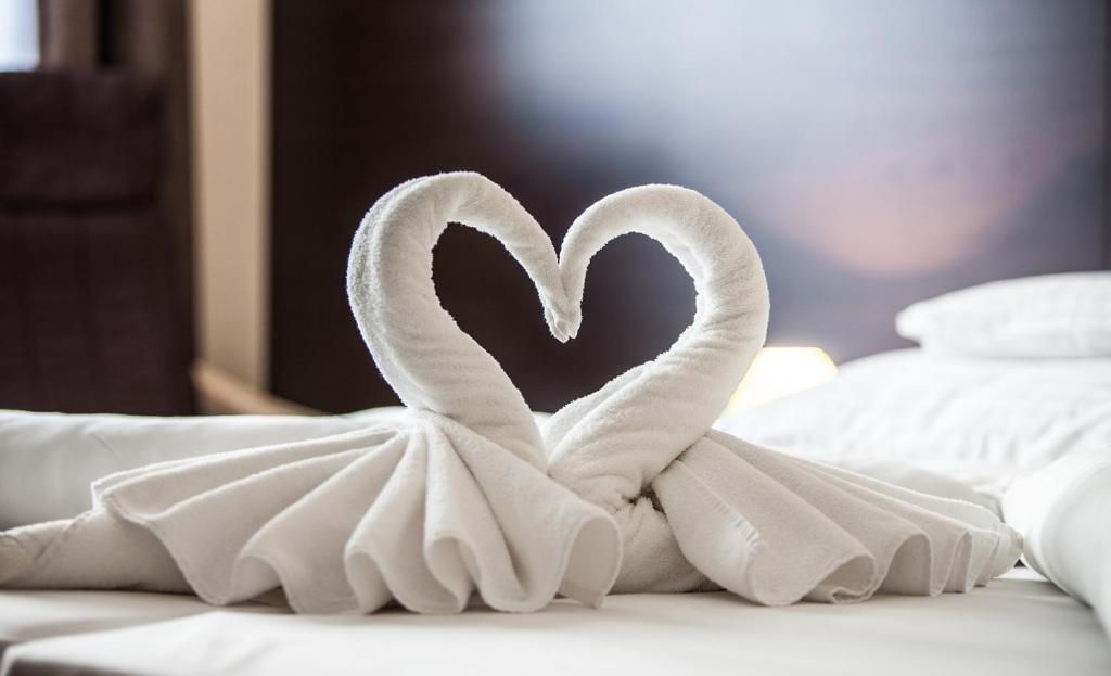 Łóżko lub łóżka w pokoju w obiekcie Ezüsthíd Hotel