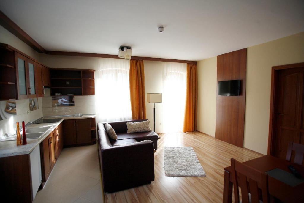 Aranybánya Hotel - Apartamento De Dos Habitaciones Con Balcón