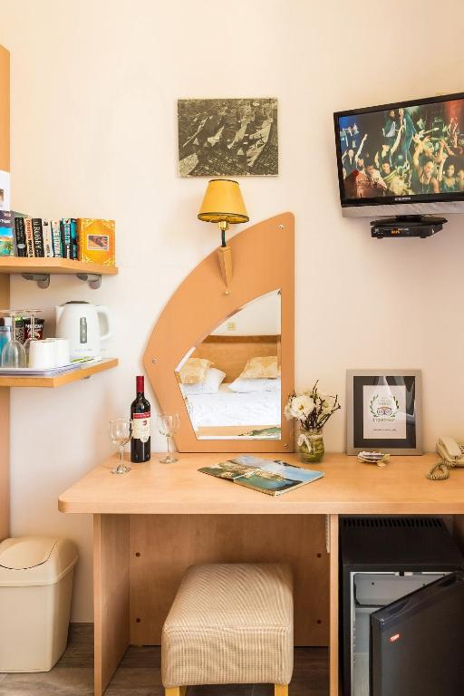 Телевизор и/или развлекательный центр в Double Room Lukre with city view