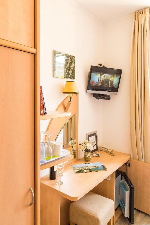 Телевизор и/или развлекательный центр в Double Room Lukre with city view