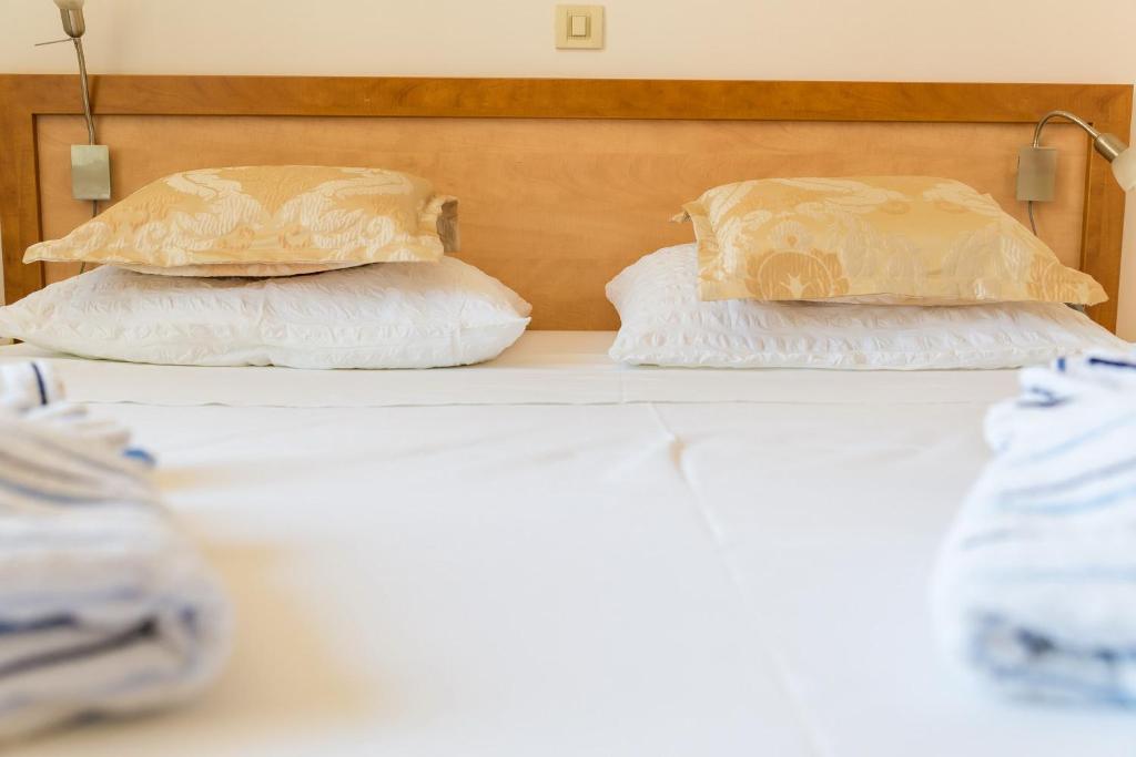 Кровать или кровати в номере Double Room Lukre with city view