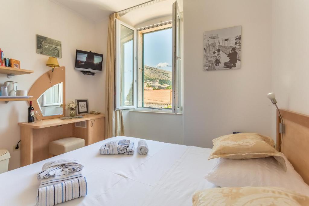 Кровать или кровати в номере Double Room Lukre with city view