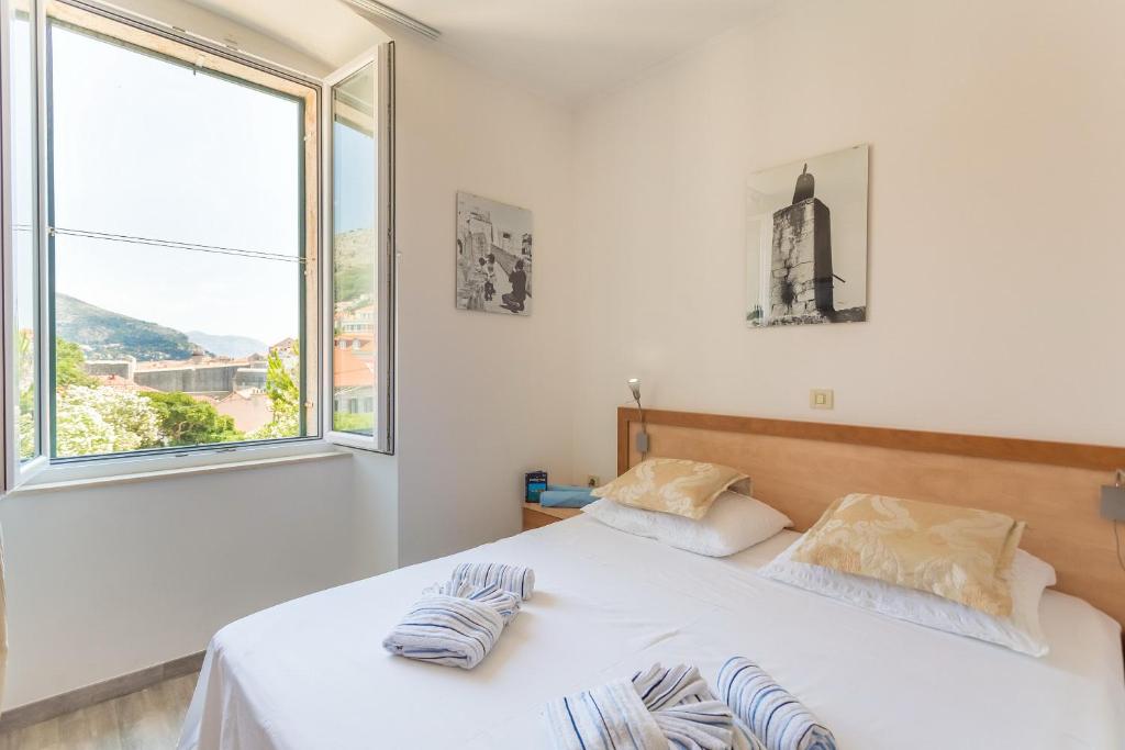 Кровать или кровати в номере Double Room Lukre with city view