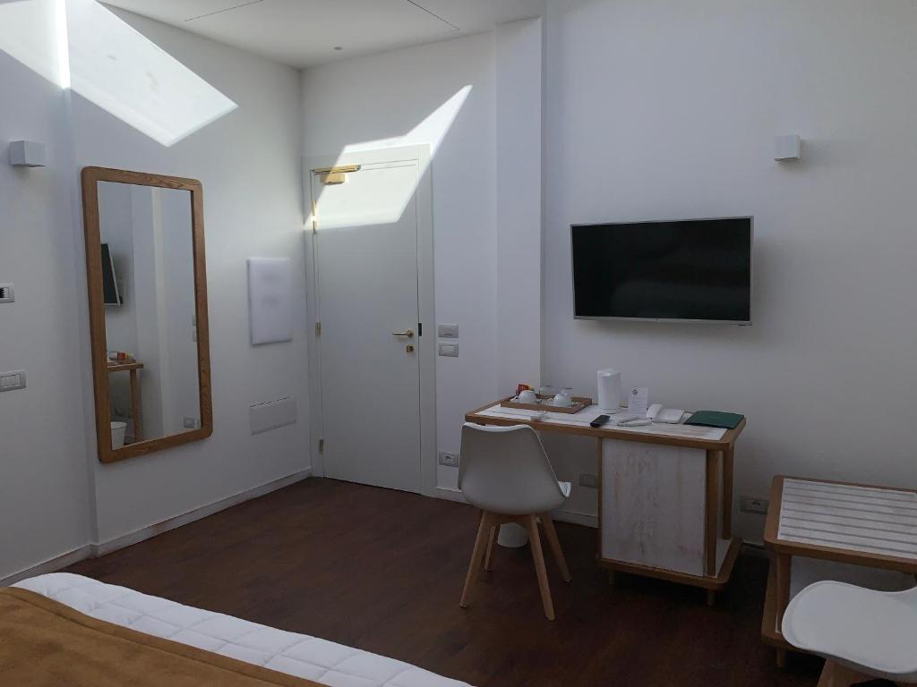 Habitación con escritorio con espejo y espejo. en Il Belvedere en Torno