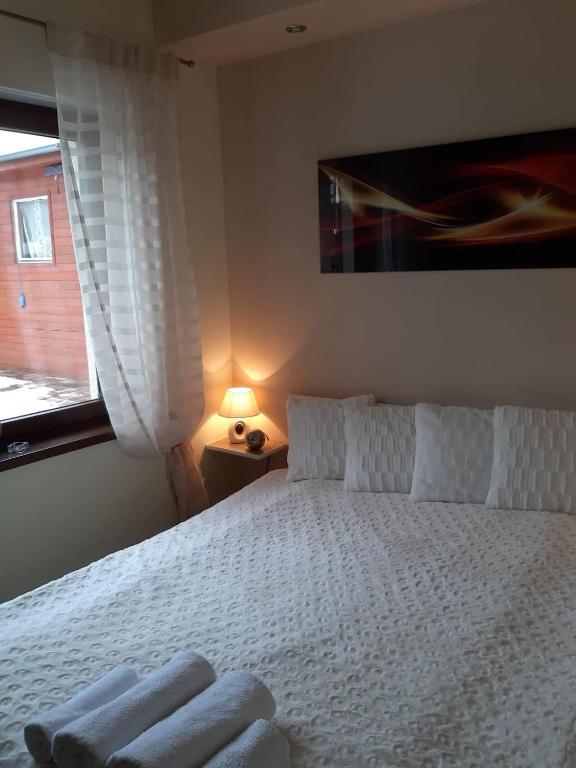 Posteľ alebo postele v izbe v ubytovaní Apartament wSPAniały.