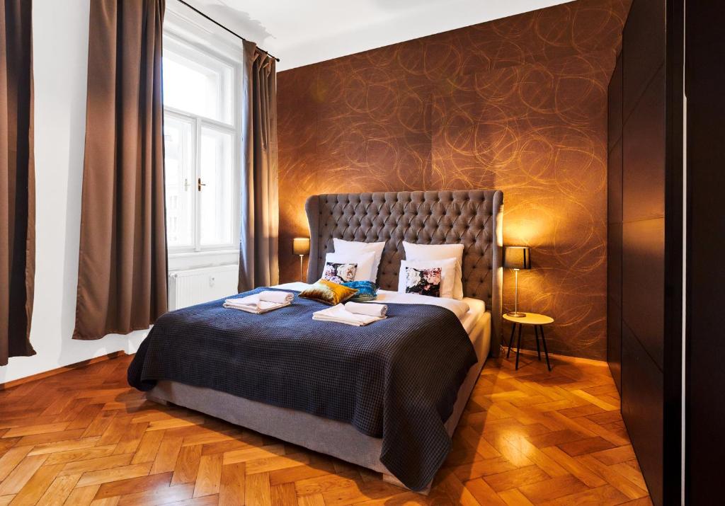 Un dormitorio con una cama grande en una habitación. en Royal Route Residence Lesser Town, en Praga