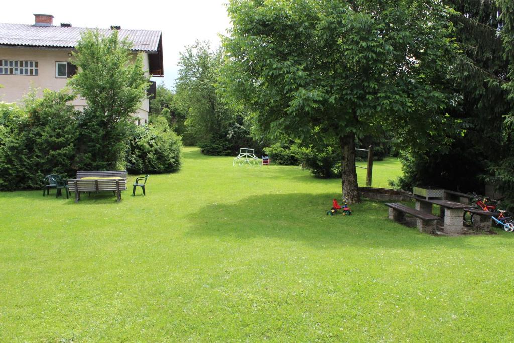A garden outside Apartments Krassnig