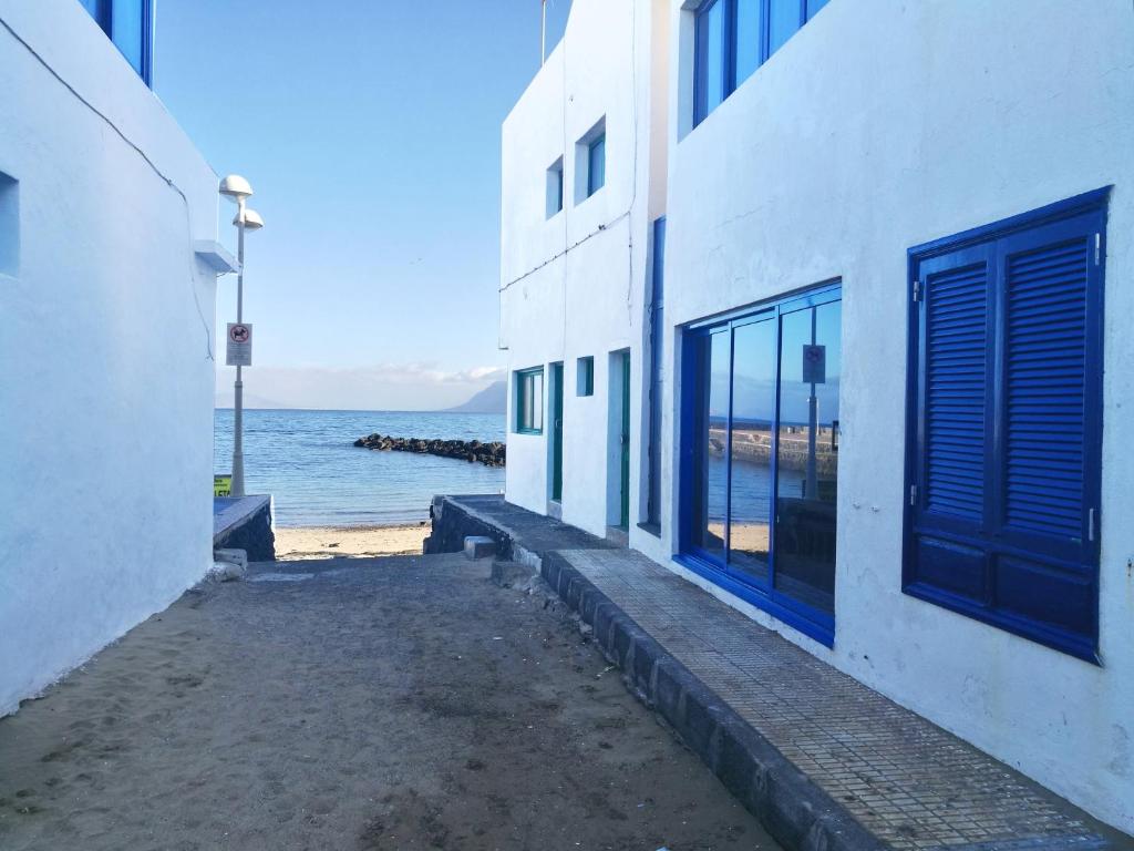 a building on the beach with a view of the ocean at Apartamento La Caleta in Famara