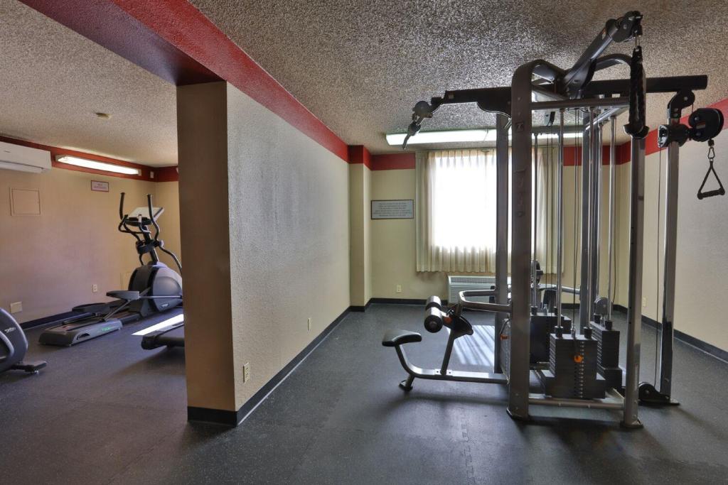 Fitness centrum a/nebo fitness zařízení v ubytování The Edgewater Hotel and Casino