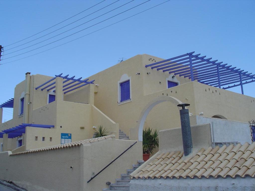 ein großes Gebäude mit einer Treppe davor in der Unterkunft Sylvia Studios in Agia Marina