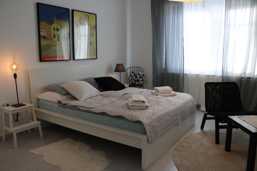 1 dormitorio con 1 cama con 2 toallas en Angie, en Zagreb