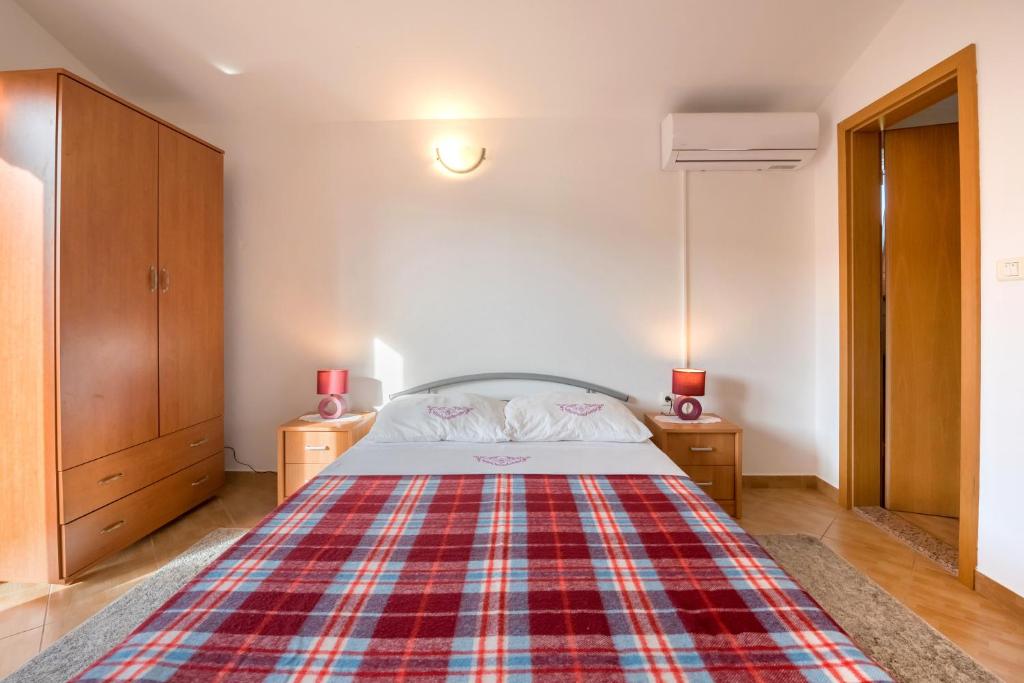 Postel nebo postele na pokoji v ubytování Apartments Slavica