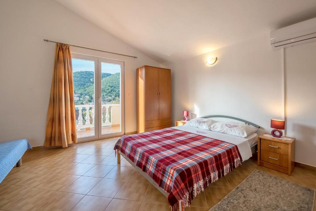 Postel nebo postele na pokoji v ubytování Apartments Slavica