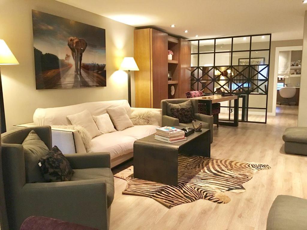 a living room with a couch and a table at Vivienda de Lujo junto al Mar in Alicante