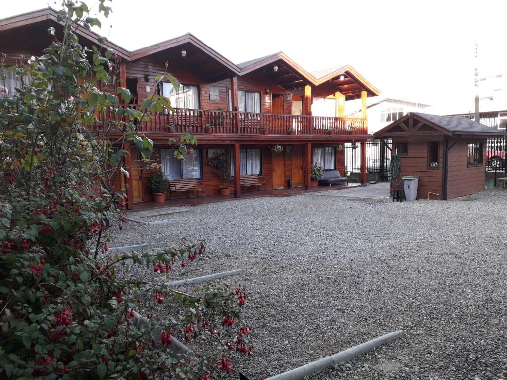 een groot huis met een balkon aan de zijkant bij Apart-Hotel Colonia-Königsberg ESTACIONAMIENTO Deptos Completos Ubicado En El Centro De Valdivia AIRE ACONDICIONADO in Valdivia