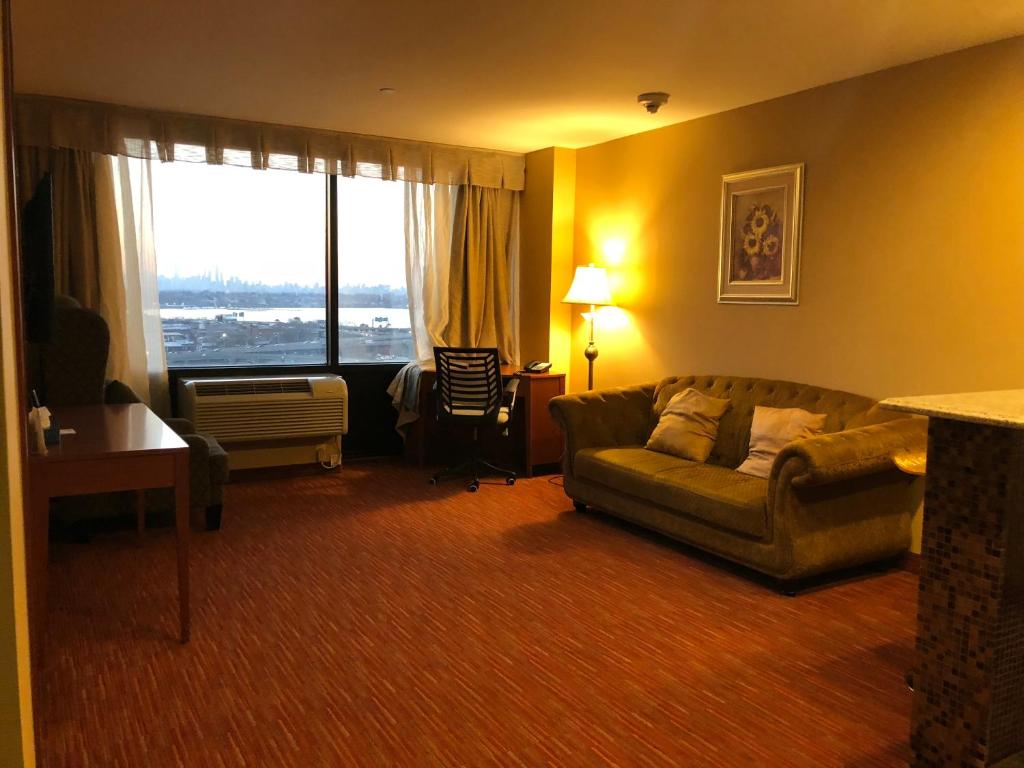 Posezení v ubytování Ramada by Wyndham Flushing Queens