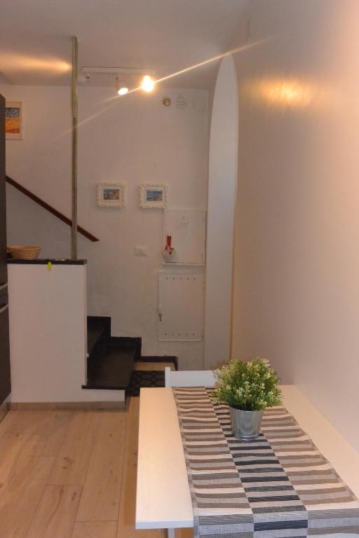 Pokój ze stołem z doniczką w obiekcie Casa Mia Sea&Center w mieście Bogliasco