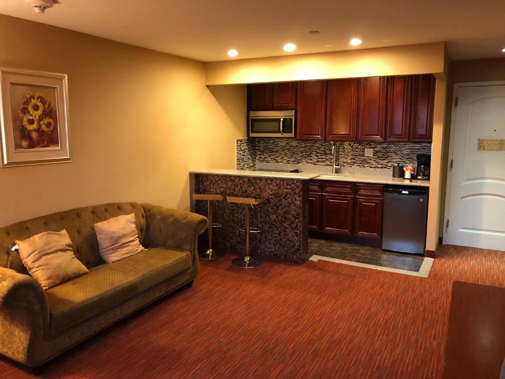 Kuchyň nebo kuchyňský kout v ubytování Ramada by Wyndham Flushing Queens