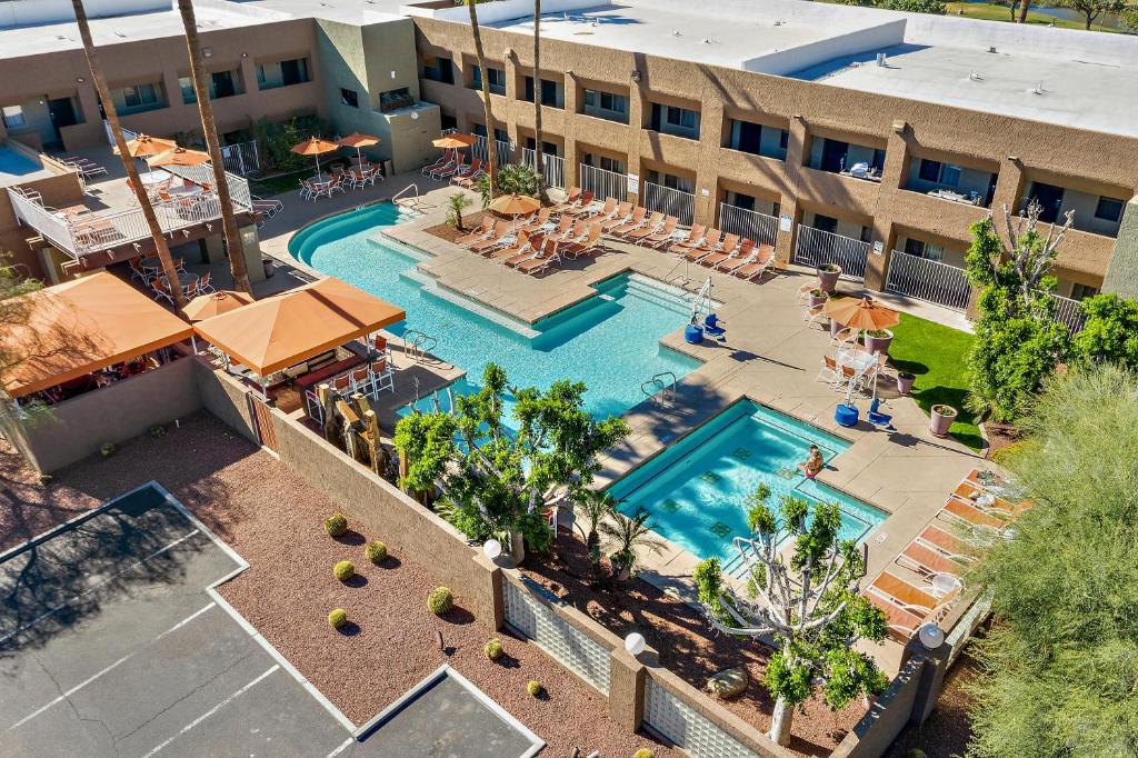 einen Blick über ein Hotel mit Pool in der Unterkunft 3 Palms Hotel in Scottsdale