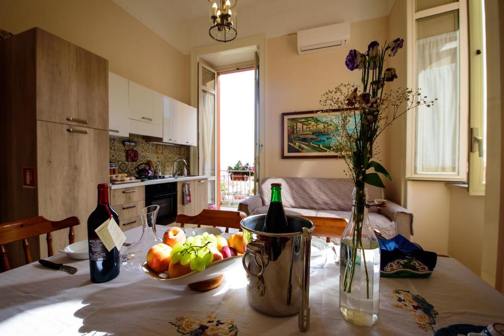 Η κουζίνα ή μικρή κουζίνα στο Appartamento Panoramico "Il Glicine"