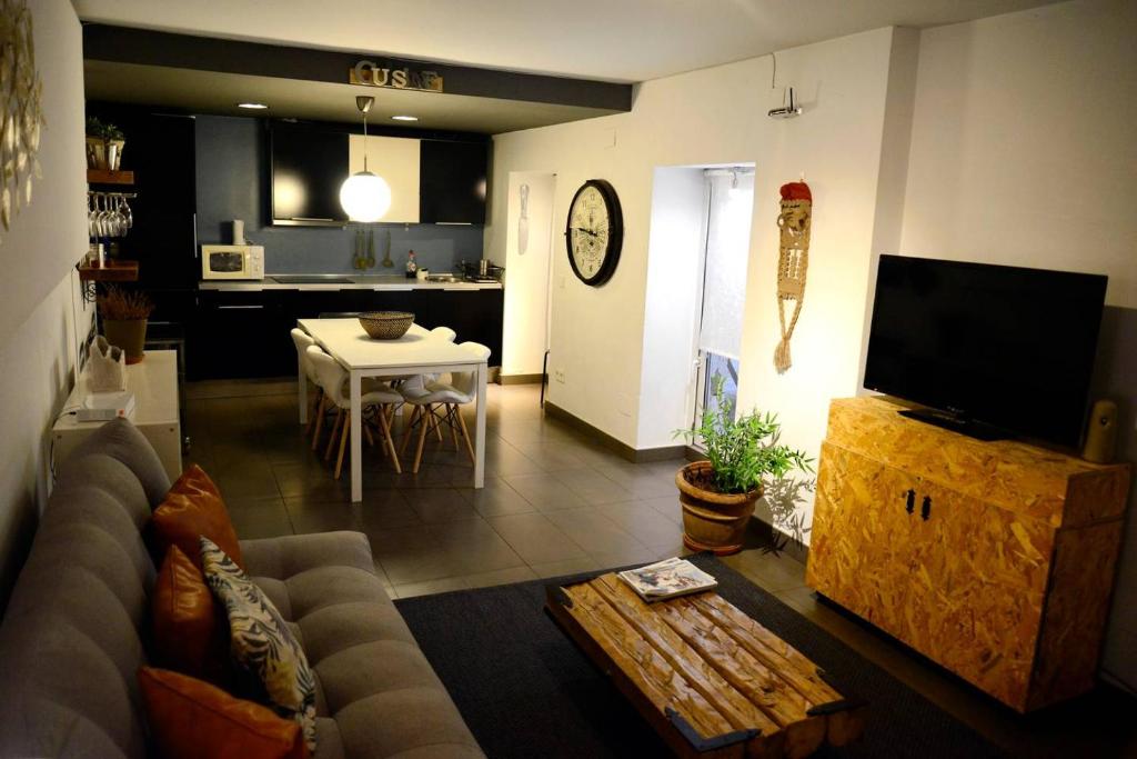 sala de estar con sofá, TV y mesa en Apartment Gobernador - center, en Madrid