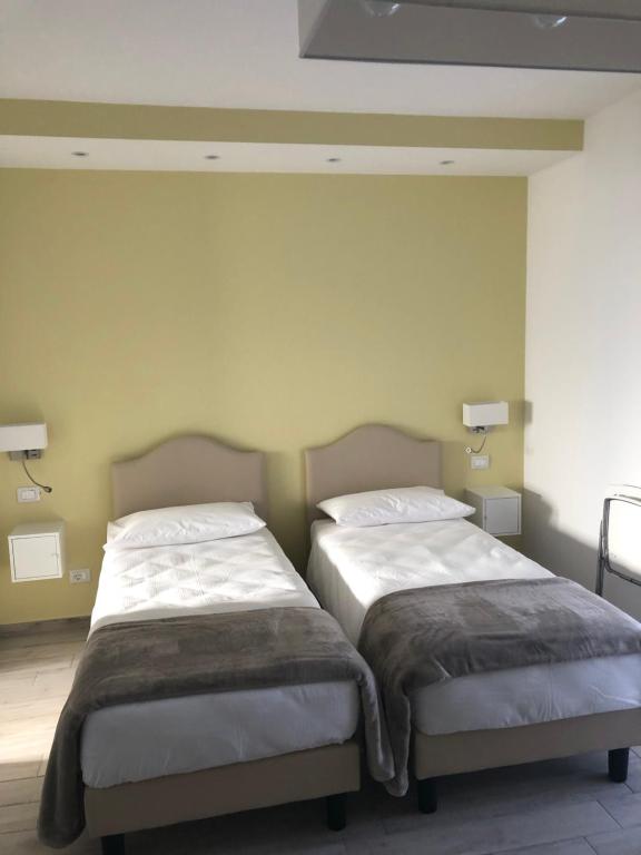 dwa łóżka siedzące obok siebie w pokoju w obiekcie VILLA ZAIRA w mieście Il Cristo