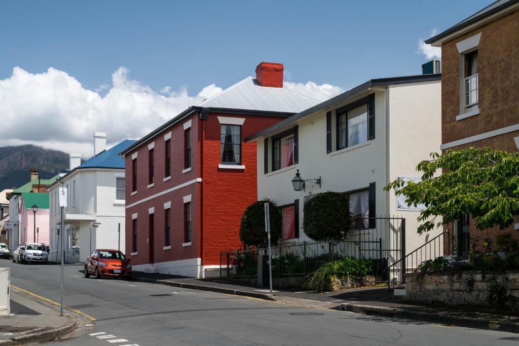 Une rue avec des maisons et une voiture sur la route dans l'établissement Battery Point Boutique Accommodation, à Hobart