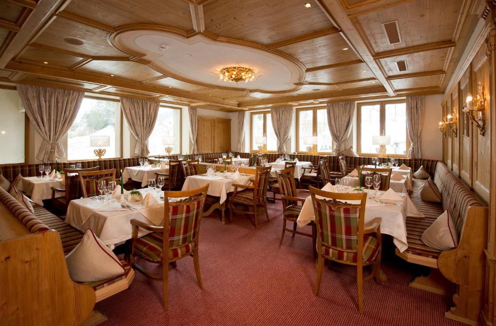 Reštaurácia alebo iné gastronomické zariadenie v ubytovaní Alpenresort Fluchthorn
